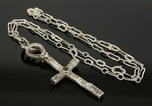 Lot 20 - A sterling silver garnet set ankh-style cross