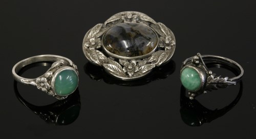 Lot 8 - A sterling silver agate ring