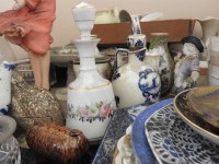 Lot 283 - A small collection of decorative ceramic and glassware