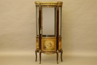 Lot 537 - An early 20th century mahogany Vitrine