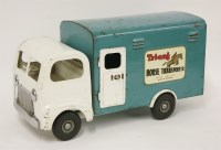 Lot 185 - Tri-ang large steel horse transporter with opening side door and rear ramp