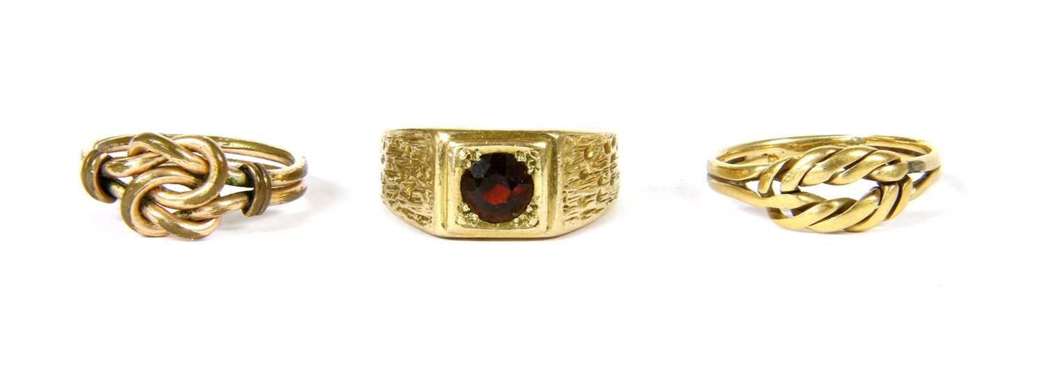 Lot 41 - A two strand knot ring