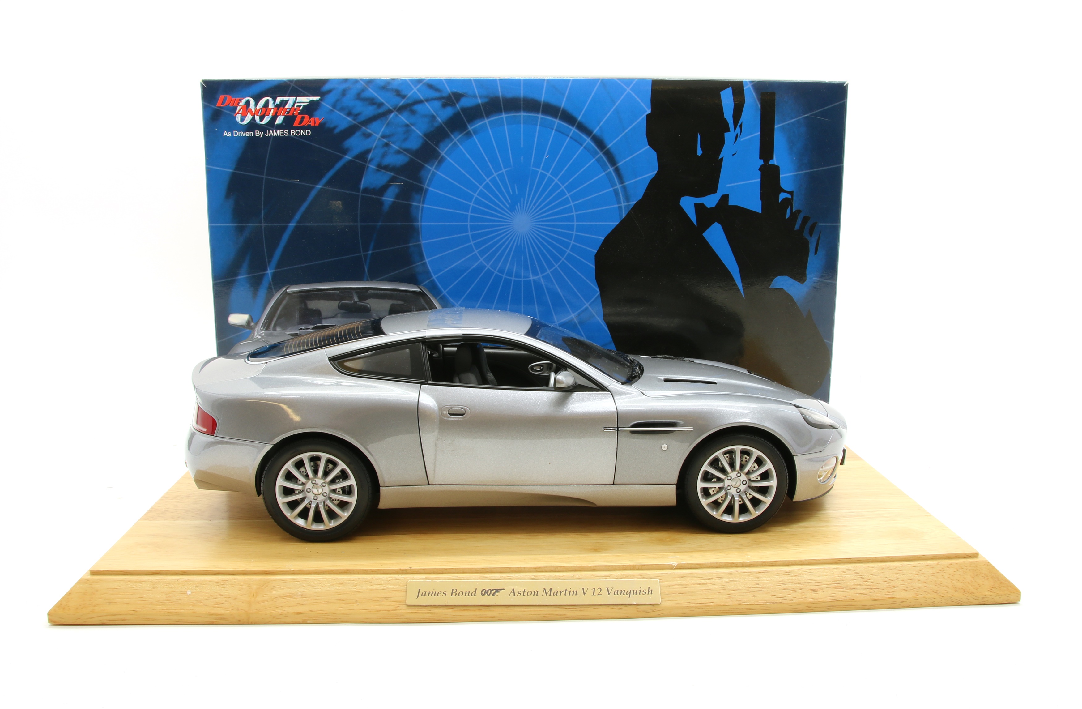 Lot 105 - A Kyosho 1:12 die cast model of Aston Martin