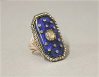 Lot 8 - A Georgian diamond and enamel plaque ring, c.1800