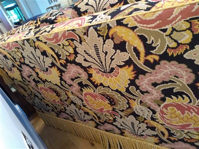 Lot 580 - A large Knole settee