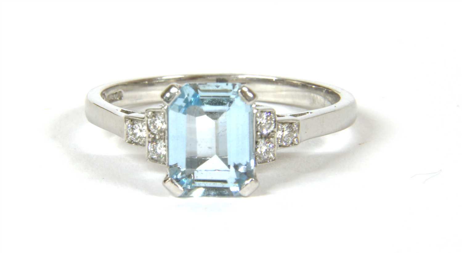 Lot 14 - An 18ct white gold single stone aquamarine ring