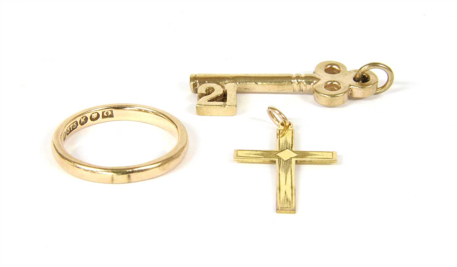 Lot 60 - A 9ct gold wedding band