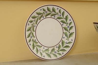 Lot 116 - A creamware comport and six dessert plates