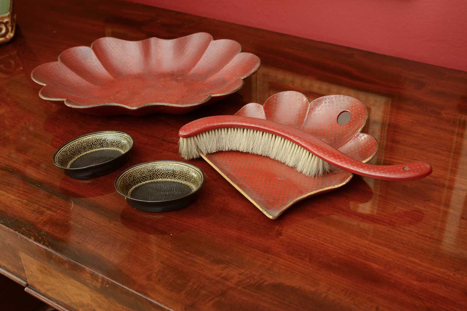 Lot 156 - A pair of Regency papier-mâché and gilt oval dishes