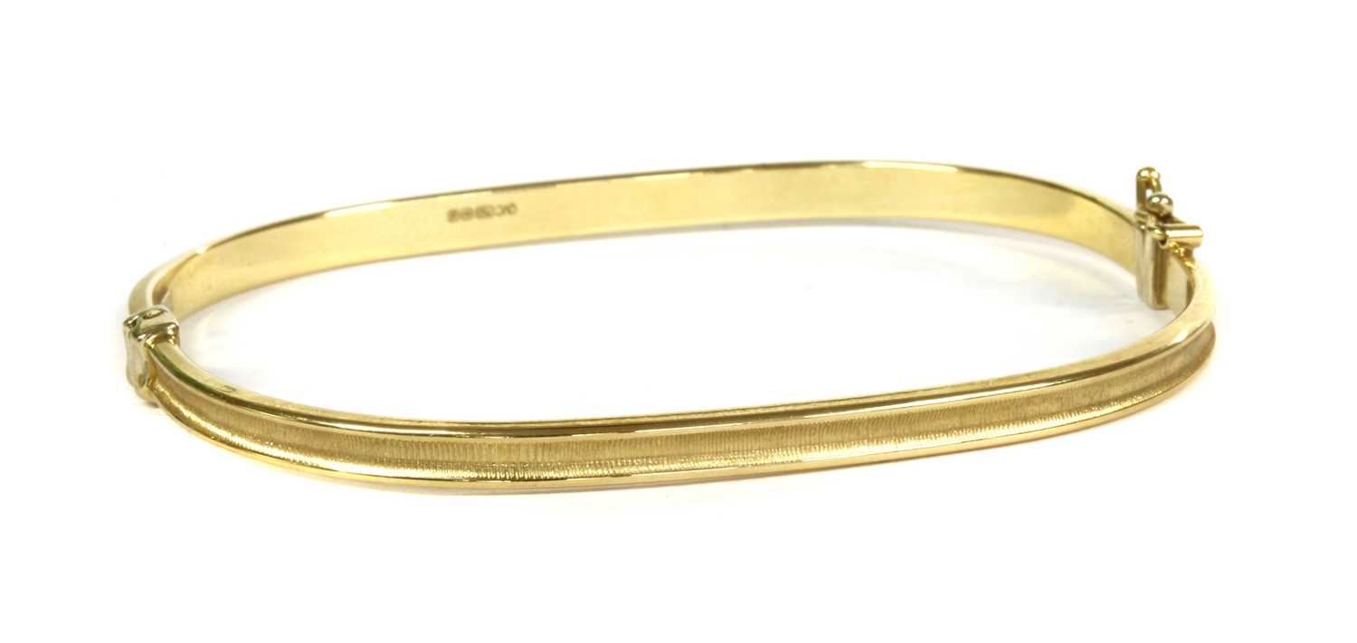 Lot 43 - An 18ct gold hollow hinged bangle