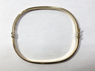 Lot 43 - An 18ct gold hollow hinged bangle
