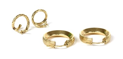Lot 189 - A pair of 14ct gold round ribbed hollow hoop earrings