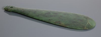 Lot 905 - A Maori mere pounamu hand club