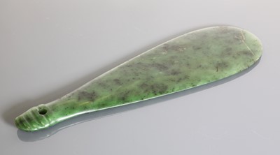 Lot 905 - A Maori mere pounamu hand club