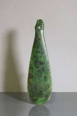 Lot 905 - A Maori mere pounamu hand club