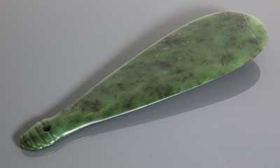 Lot 905 - A Maori mere pounamu hand club