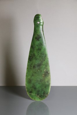 Lot 905 - A Maori mere pounamu hand club