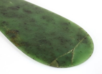Lot 905 - A Maori mere pounamu hand club