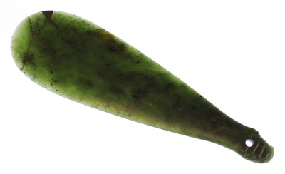 Lot 905 - A Maori mere pounamu hand club