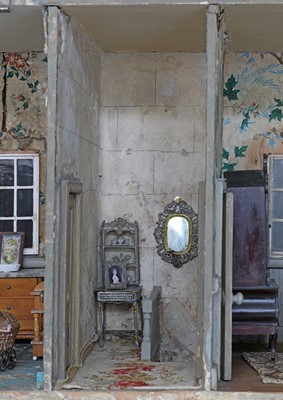 Lot 274 - A fine Regency doll's house