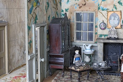Lot 274 - A fine Regency doll's house