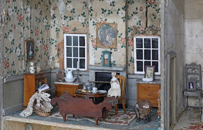 Lot 274 - A fine Regency doll's house
