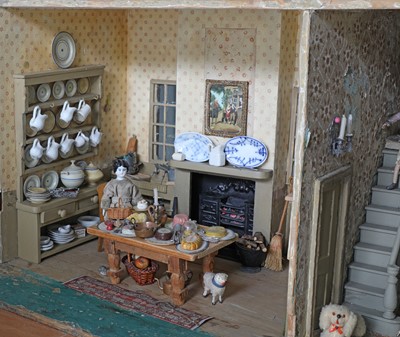 Lot 274 - A fine Regency doll's house