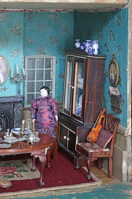 Lot 274 - A fine Regency doll's house