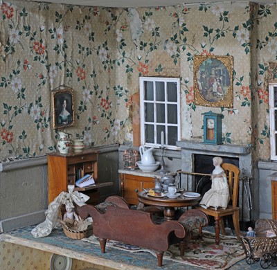 Lot 274 - A fine Regency doll's house