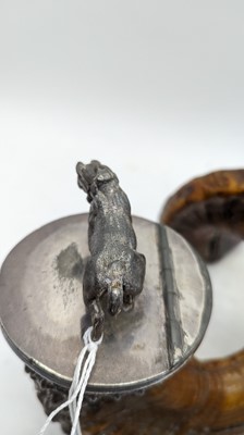Lot 23 - A tabletop rams horn snuff mull