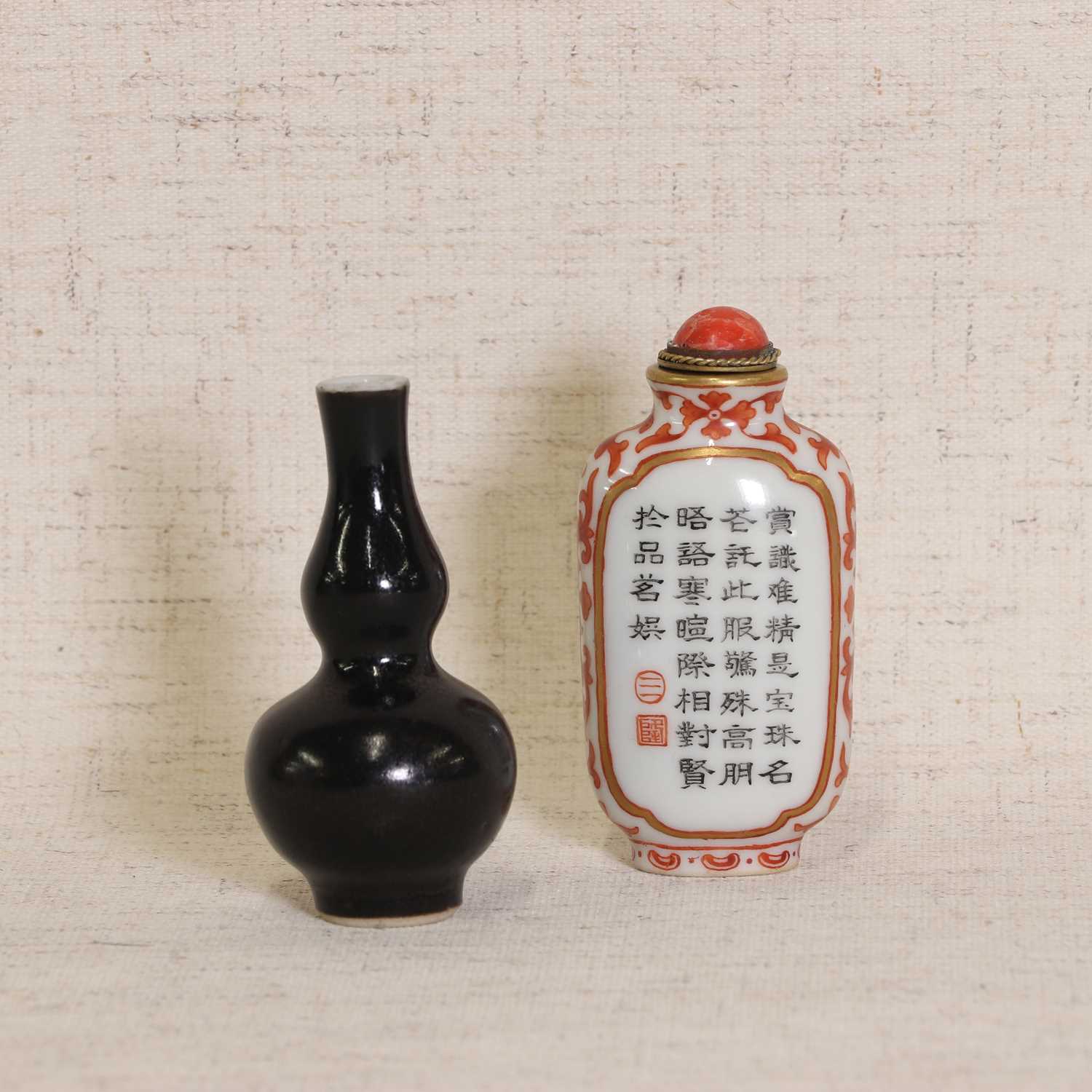 Lot 107 - A Chinese famille rose snuff bottle