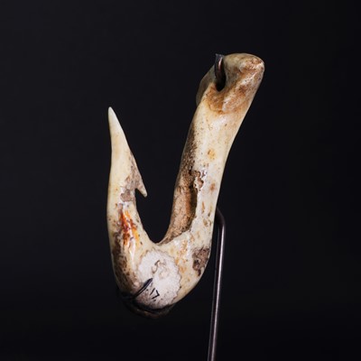 Lot 75 - A Maori bone 'hei matau' fish hook