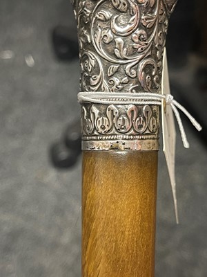 Lot 110 - A rhinoceros horn walking stick