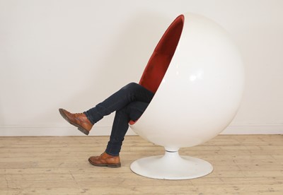Lot 292 - A ball chair