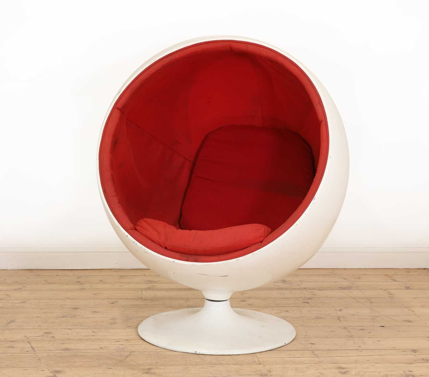 Lot 292 - A ball chair
