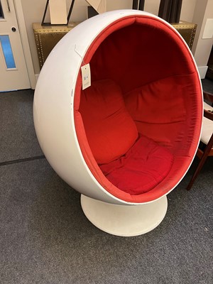 Lot 292 - A ball chair