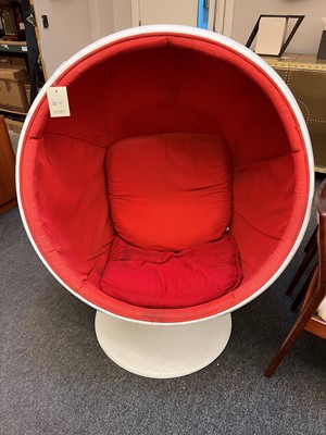 Lot 292 - A ball chair