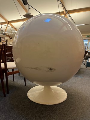 Lot 292 - A ball chair