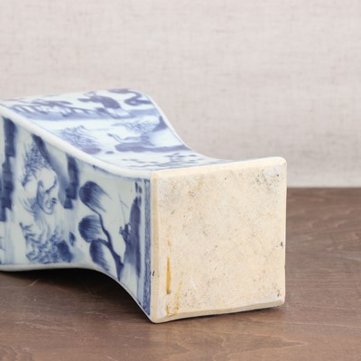 Lot 95 - A Chinese blue and white square vase