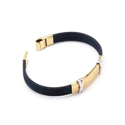 Lot 101 - A two colour gold cable bangle