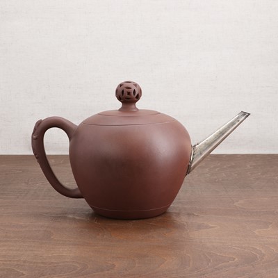 Lot 41 - A Chinese Yixing zisha stoneware teapot