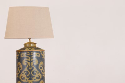 Lot 176 - A pair of toleware table lamps