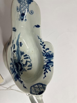 Lot 460 - A pair of Worcester blue and white porcelain sauce boats