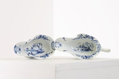 Lot 460 - A pair of Worcester blue and white porcelain sauce boats
