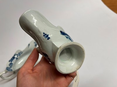 Lot 460 - A pair of Worcester blue and white porcelain sauce boats