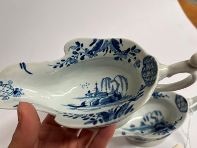 Lot 460 - A pair of Worcester blue and white porcelain sauce boats