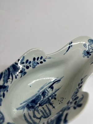 Lot 460 - A pair of Worcester blue and white porcelain sauce boats