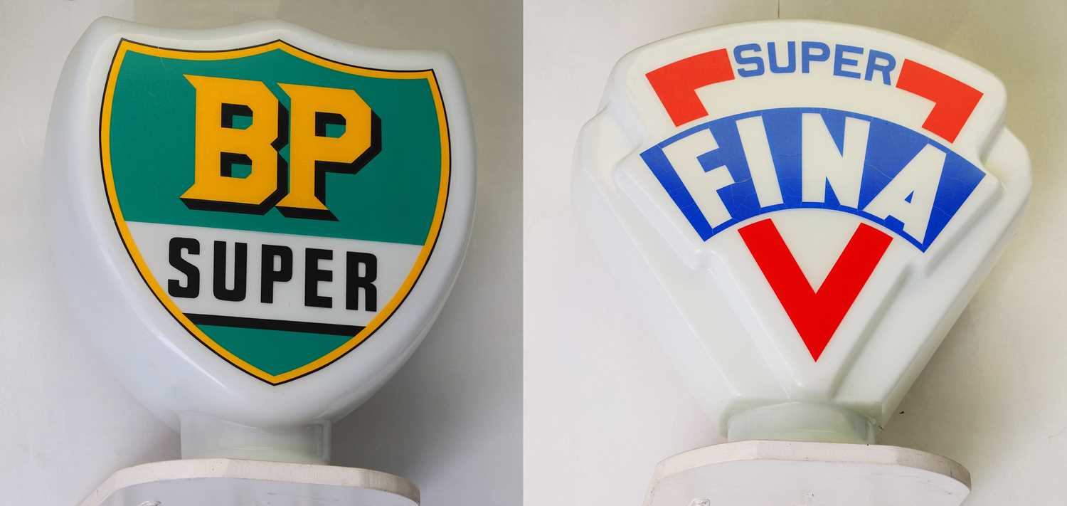 Lot 3 - A 'Super Fina' petrol pump globe