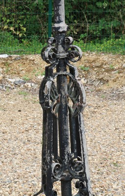 Lot 446 - A Victorian cast iron street lamp