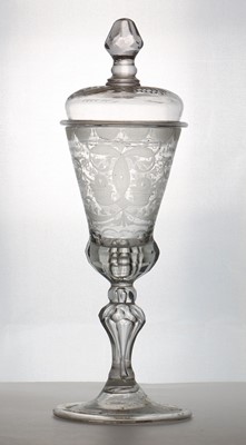 Lot 198 - An engraved glass 'Friendship' cup and cover